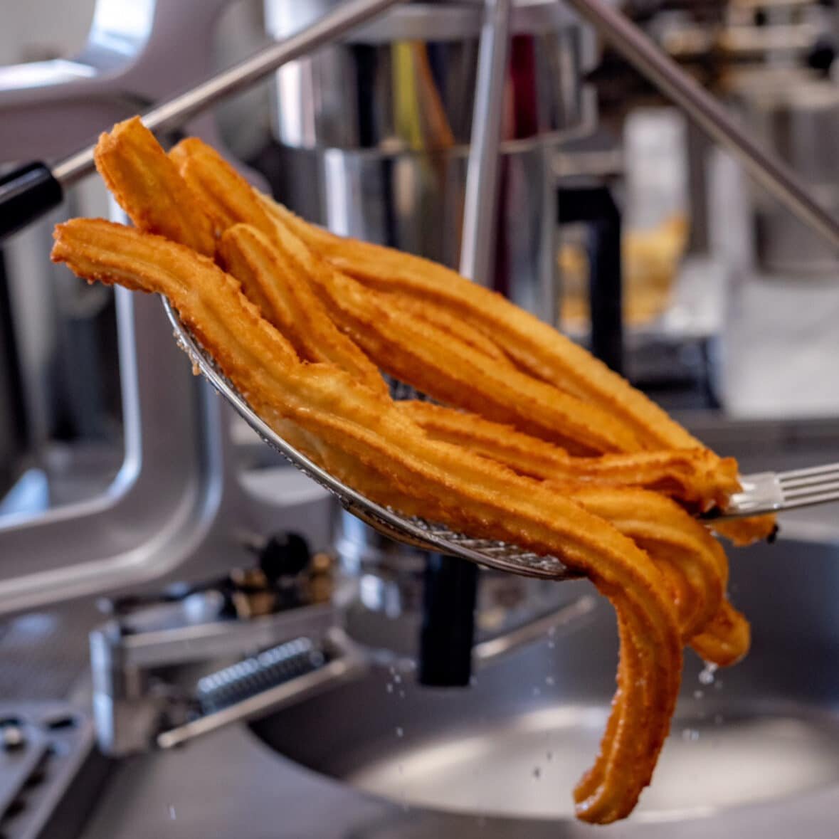 Churros maison dorés et croustillants de Maison Candy's à Ouistreham, préparés à la perfection et servis avec du sucre ou une sauce au chocolat. Une gourmandise incontournable près de la mer.