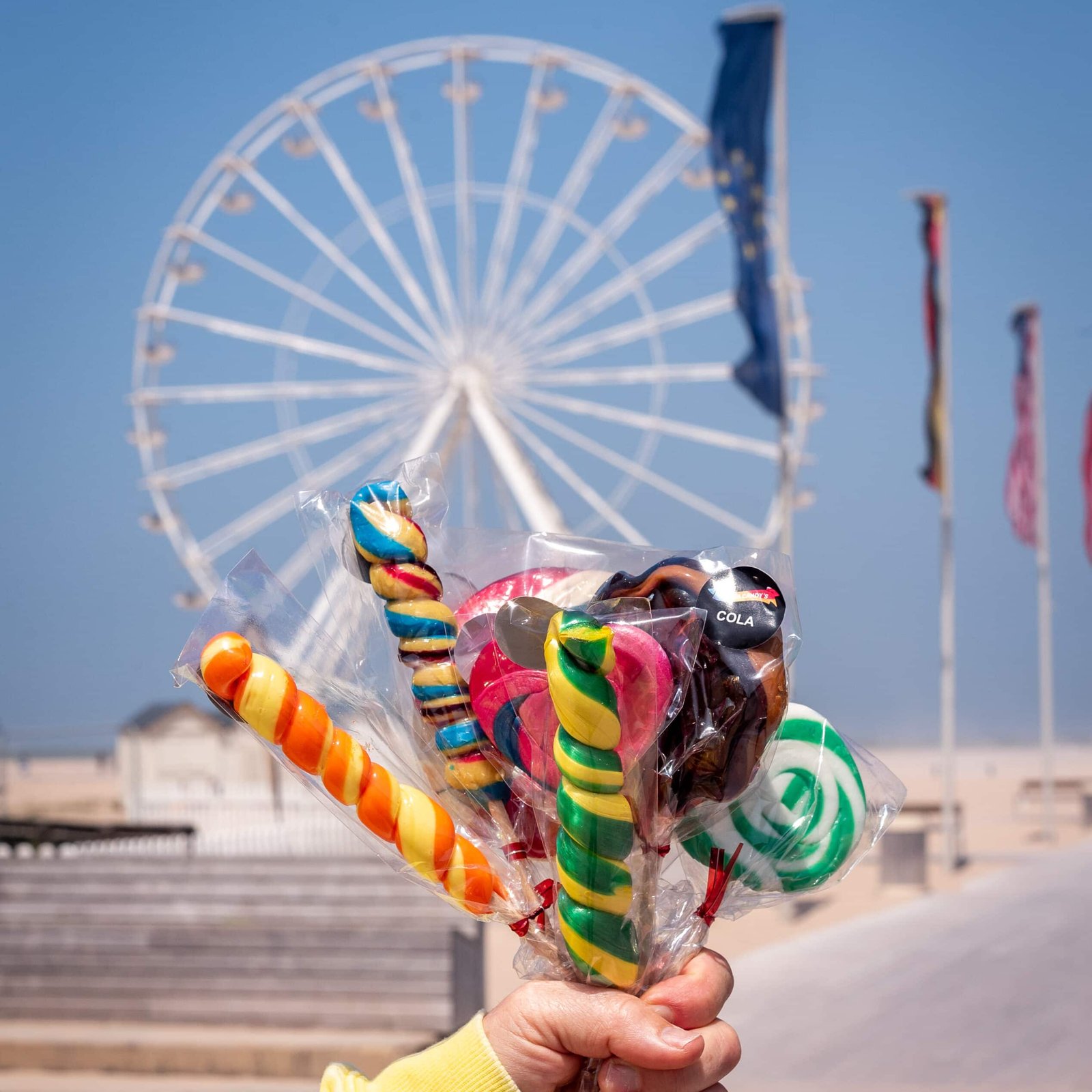 Sucettes artisanales de Maison Candy's à Ouistreham, fabriquées avec des ingrédients de qualité et déclinées en saveurs fruitées et colorées. Une douceur gourmande pour petits et grands.