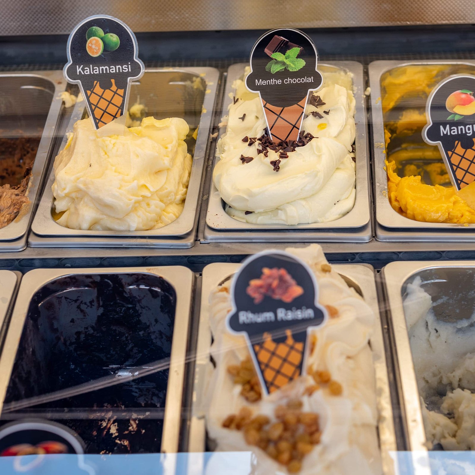 Glaces artisanales de Maison Candy's à Ouistreham, fabriquées avec du lait local et des ingrédients de qualité. Savourez des parfums variés et gourmands près de la plage.