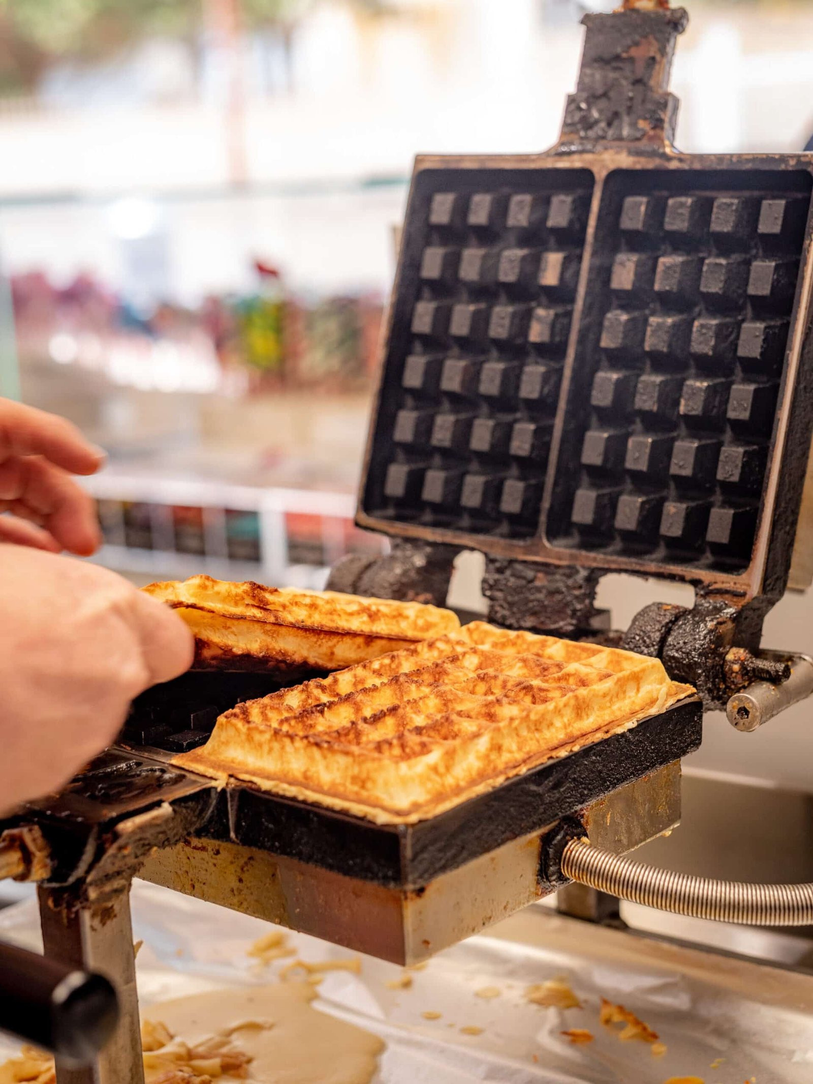 Gaufres maison croustillantes et dorées de Maison Candy's à Ouistreham, préparées avec des ingrédients frais et servies avec des toppings gourmands. Découvrez le goût authentique de nos spécialités sucrées près de la mer.