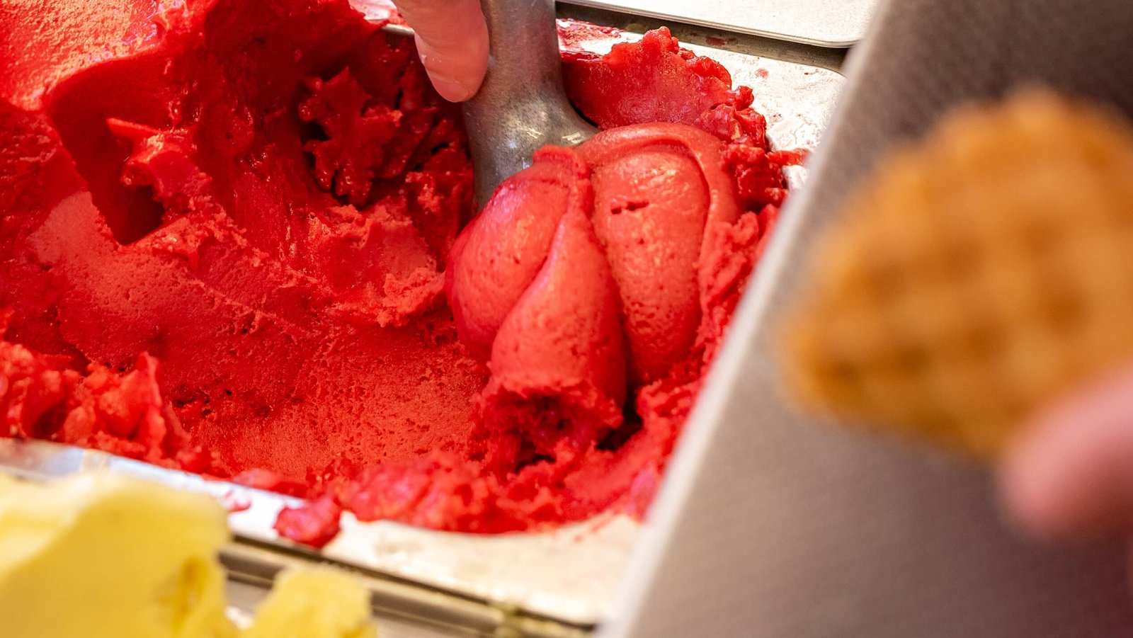 Bac de glace artisanale de Maison Candy's, soigneusement préparé et décoré pour offrir une présentation attrayante et une expérience gustative inoubliable