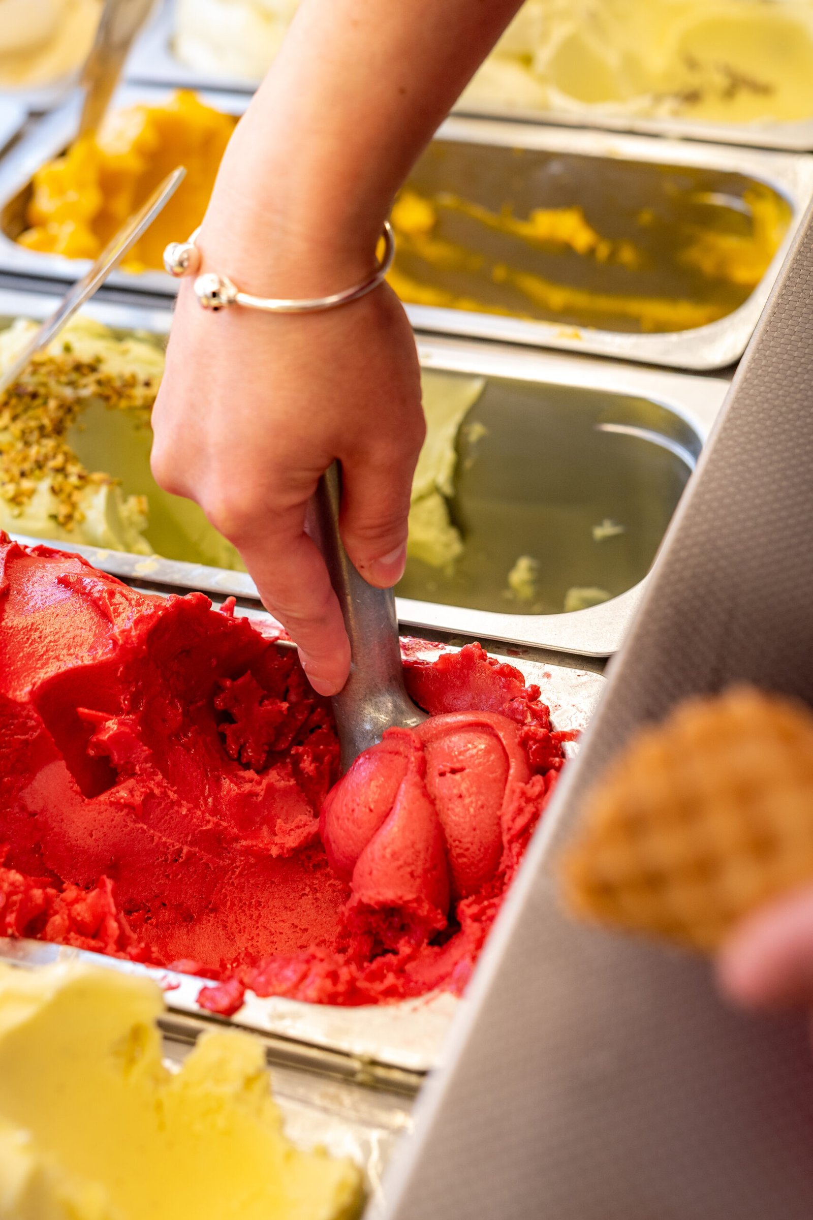 Glaces artisanales de Maison Candy's, réalisées avec du lait local, proposées dans des parfums variés et gourmands.