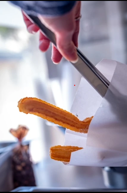 Churros artisanaux fabriqués par la Maison Candy's à Ouistreham, une boutique spécialisée dans les douceurs faites maison, située à proximité de la mer.
