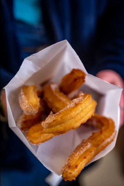 Churros maison dorés et croustillants, saupoudrés de sucre et accompagnés d'une sauce au chocolat/Nutella