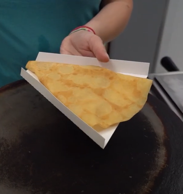 Crêpes maison moelleuses, garnies de sucre, confiture ou pâte à tartiner, préparées avec des ingrédients de qualité.