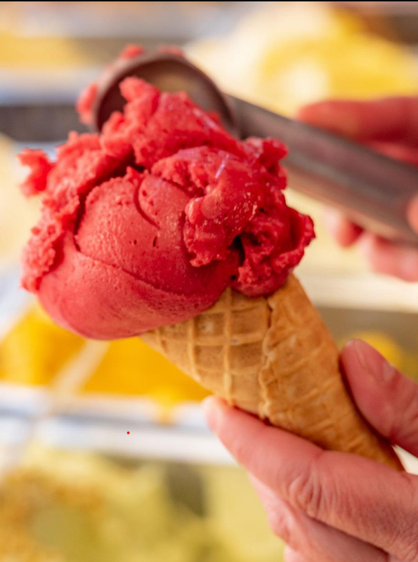 Glaces artisanales de Maison Candy's, préparées avec soin et présentées de manière gourmande, offrant une texture crémeuse et des saveurs authentiques